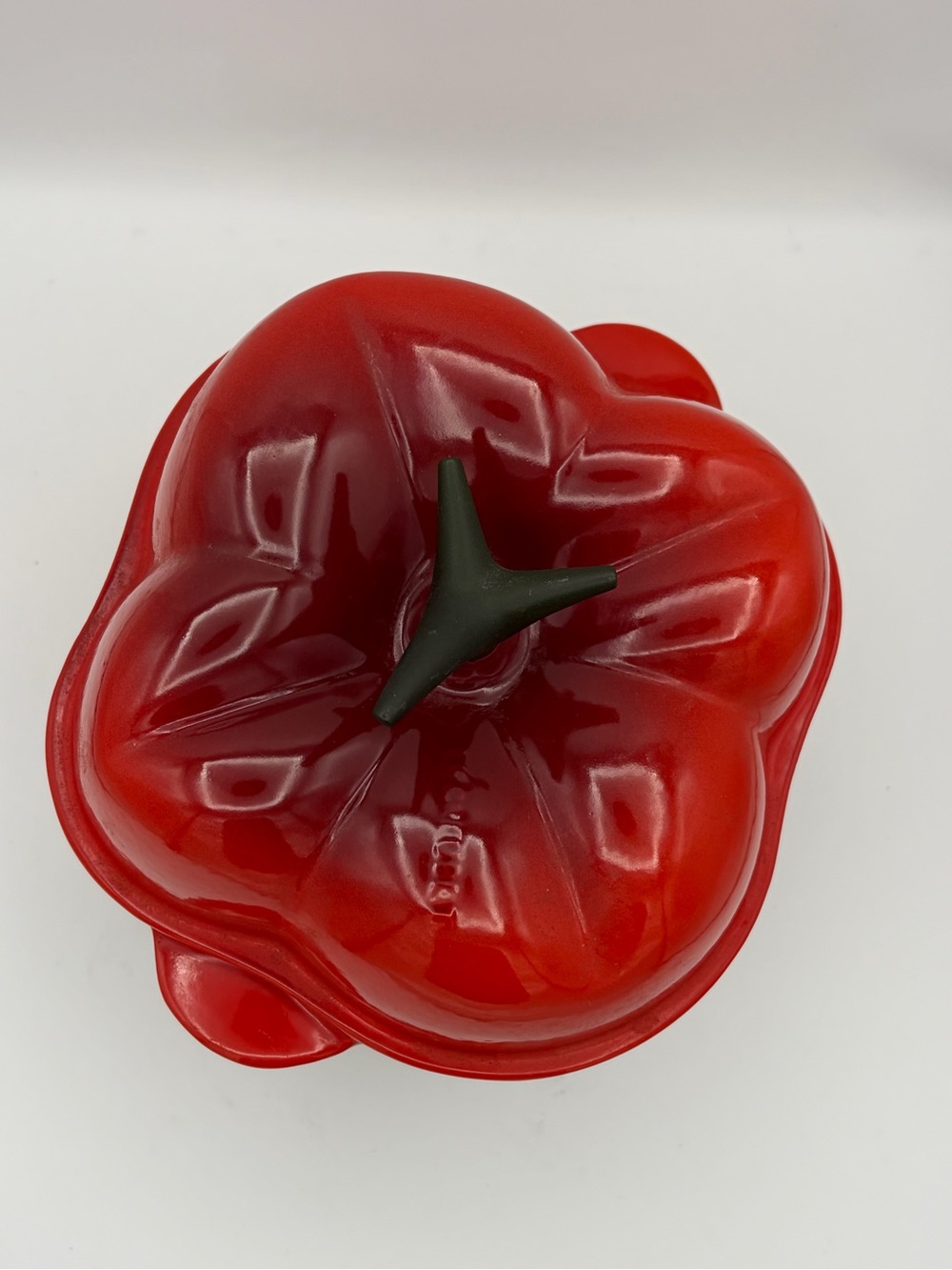 Le Creuset enameled cast iron Bell Pepper Cocotte  color Cherry Red - Picture 5 of 16